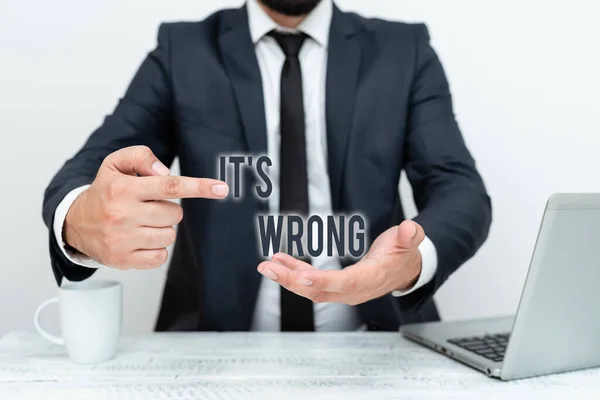 Textzeichen, das seinen Irrtum zeigt. Unternehmen zeigen die Reaktion auf falsche, ungerechte, unangemessene oder beleidigende Handlungen. — Stockfoto