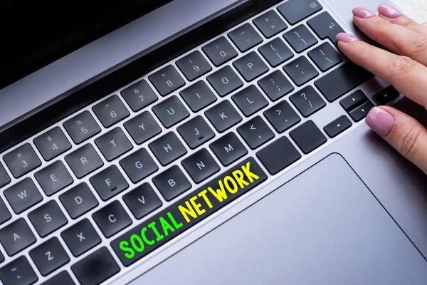 Handskrift tecken Social Network. Affärsidé en ram av enskilda länkade genom interan individualal relation Händer Peka Tryck på Dator Tangentbord Nycklar Typskrift Nya idéer. — Stockfoto