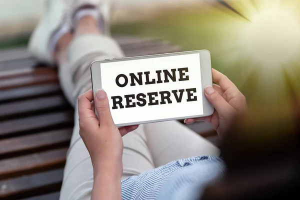 Konceptuell visning Online Reserve. Affärsidé gör det möjligt för kunderna att boka genom att kontrollera tillgänglighet Röst- och videosamtalskapacitet — Stockfoto