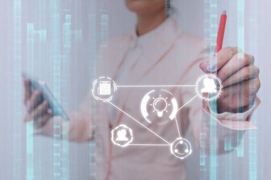 Projeksiyondaki Üniformalı Kadın Farklı Uygulamalara Dokunuyor. Takım Elbiseli İş Kadını Holografik Teknolojiyi Gösterip Kullanıyor.