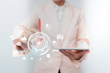 Sanal Ekran Arayüzü 'nde Sayısal Veri Dokunan İş Kadını. Üniformalı Tutma Mobil Aygıtı ve Farklı Geleceği Gösterme Sanal Diyagramları Sunan Kadın.