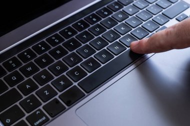 Not Defterinde Kalemle Yazarken Eller Bilgisayar Klavyesi Tuşlarına Basıyor. Avuçlar Not Defteri Klavyesi ve Kağıt Üzerine Kalem Yazıyor.