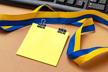 Çoklu Koleksiyon Ofisi Kırtasiyesi Fotoğraf Kalemlerle Not Defteri Cetvel Makas Kağıt Kıskaç Kağıt Tutacağı Tablo Üzerine Yerleştirilmiş