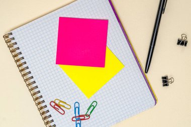 Çoklu Koleksiyon Ofisi Kırtasiyesi Fotoğraf Kalemlerle Not Defteri Cetvel Makas Kağıt Kıskaç Kağıt Tutacağı Tablo Üzerine Yerleştirilmiş