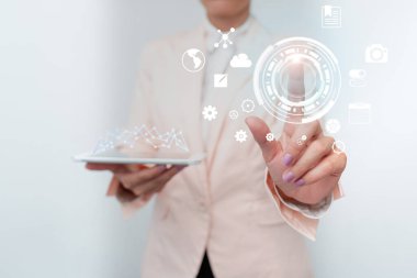 Sanal Ekran Arayüzü 'nde Sayısal Veri Dokunan İş Kadını. Üniformalı Tutma Mobil Aygıtı ve Farklı Geleceği Gösterme Sanal Diyagramları Sunan Kadın.