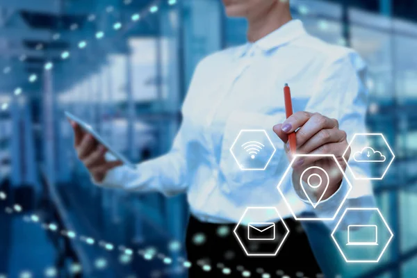 Lady in uniform staande staande staande tablet in de hand praktisch typen op het scherm. Bussiness vrouw dragen tabblad schrijven van nieuwe futuristische technologieën. — Stockfoto