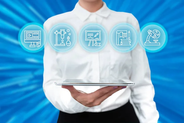 Lady In Uniform Staande Holding Tablet In de hand presenteren Virtual Modern Technology. Zakelijke vrouw dragen Tab Pointing voor nieuwe futuristische technologie. — Stockfoto