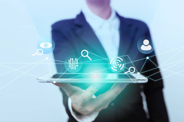 "Lady In Suit Standing Presenting Mobile Device Futuristic Interface Technology". Женщина в униформе, держащая телефон, демонстрирует современные цифровые дисплеи.