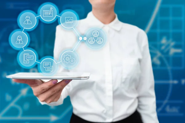 Lady In Uniform Standing Holding Tablet In Hand Presenting Virtual Modern Technology (en inglés). Mujer de negocios que lleva la ficha que señala para la nueva tecnología futurista. —  Fotos de Stock