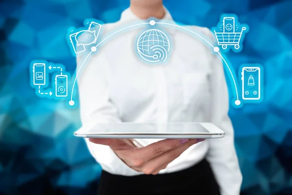 Lady In Uniform Standing Holding Tablet In Hand Presentera virtuell modern teknik. Affärskvinna bär Fliken Peka för nya futuristiska tech. — Stockfoto