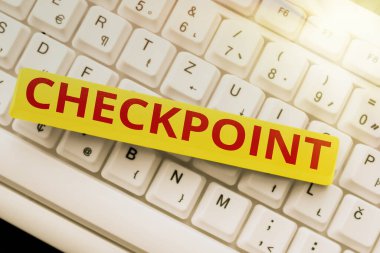 Metin Kontrol Noktası gösterimi yazılıyor. İnsanlı girişte yazılan sözcük, yolcuların güvenlik kontrollerine tabi tutulduğu Yazma Kursu Rehberi, Yeni Çevrimiçi Kılavuzlar Yeniden Yazılıyor