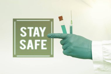 Güvenli Kal tabelasını göster. İşletme yaklaşımı tehlikeli, zararlı ya da zararlı maddelerin saklanması tehlikesinden korunuyor Kimyagerler Enfeksiyon Tedavisini sunuyor, Doktor Virüs Aşısını Gösteriyor