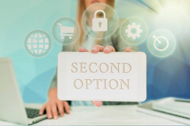 El yazısı metni İkinci seçenek. Sonraki Kemancıya Yazılan Söz Bir Öncelik Değil Bir Sonraki Alternatif Fırsat İş Kadını Ofiste Oturmakta olan Mobil Fikirleri Gösteren.