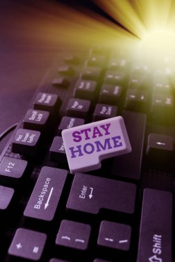 Evde Kal 'ı sunan metin başlığı. İş fikri bir etkinlik için dışarı çıkmak değil ve evde ya da evde kalmak G Kodlama Dizgi Düzenlemesi, Program Arıza Düzeltme Kodları