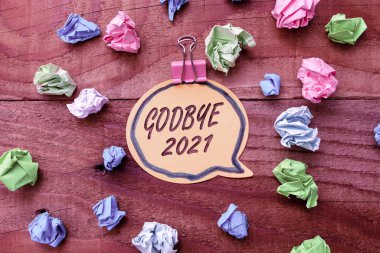 Godbye 2021 'i gösteren bir tabela. İnternet Kavramı, geçen yılın sonunda ya da ayrılırken iyi dileklerini dile getirir Renkli Perpektif Olumlu Yaratıcı Düşünce Fikirleri ve İlhamlar