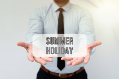 Yaz Tatili metni gösterimi yazılıyor. Yeni Planlar ve Planlama Sürecini Sunan Fikirler İçin Yazın Özel Zaman Dönemi Konsepti