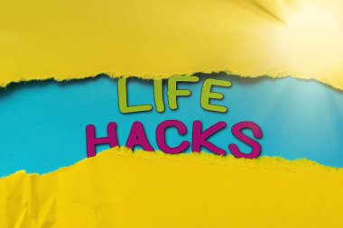 Life Hacks 'ı sunan metin başlığı. Etkili bir şekilde faaliyetleri yönetmek için benimsenen strateji ya da teknik kelimesi Yeni Yaşamın Anlamını Bulmak, Kendi Gelişimi Kavramını Kucaklamak