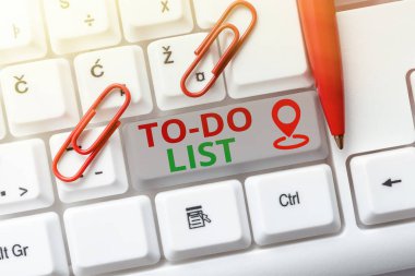 Yapılacaklar Listesi işareti gösteren ilham. İnternet Engelleme Kodları Yazan, Hata Ayıklama Kodları Yeniden Yazan öncelikli Programcı 'ya göre tamamlanacak ve düzenlenecek görevlerin bir listesini kavra