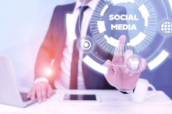 Segno di testo che mostra i social media. Business overview Canale di comunicazione online Networking Microblogging Bussiness Man Sitting Desk Laptop e Phone Pointing Tecnologia futuristica. — Foto Stock