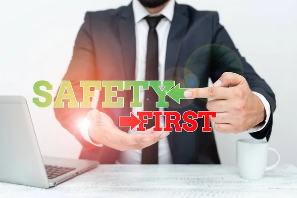 Szöveg felirat a Biztonság az első. Word for Kerülje a felesleges kockázatot Élő Biztonságos Ügyeljen a távoli irodai munka Online bemutatása Üzleti terv és tervek — Stock Fotó