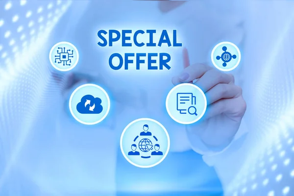 Firma mostrando Oferta Especial. Enfoque empresarial que vende productos o servicios a un precio más bajo para atraer a clientes Lady In Uniform Standing Holding Tablet Typing Futuristic Technologies. —  Fotos de Stock