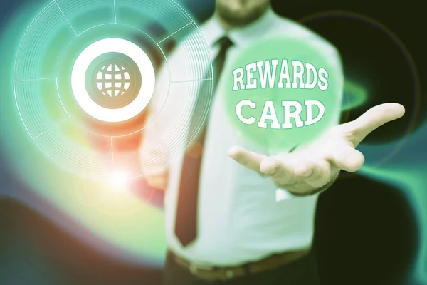 Konzeptionelle Bildunterschrift Rewards Card. Konzeptfoto Hilfe beim Sammeln von Bonuspunkten beim täglichen Einkauf Anreize Gentelman Uniform Standing Holding New Futuristic Technologies. — Stockfoto