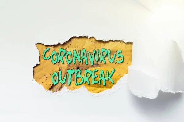 Signo de texto que muestra el brote de Coronavirus. Palabra para enfermedades infecciosas causadas por el recién descubierto COVID19 Lágrima en la hoja revela el fondo detrás de la parte frontal — Foto de Stock