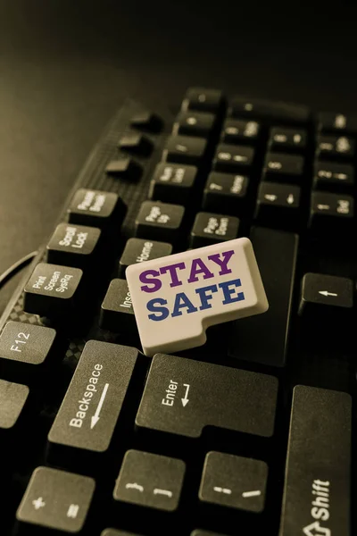 Podpis tekstowy przedstawiający Stay Safe. Koncepcja biznesowa zabezpieczona przed zagrożeniem niebezpieczeństwem, uszkodzeniem lub miejscem do przechowywania artykułów Fixin G Coding String Arrangement, Typing Program Glitch Fix Codes — Zdjęcie stockowe