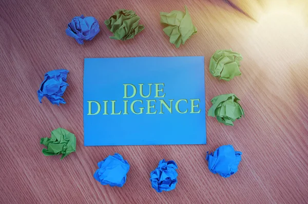 Signe montrant la diligence raisonnable. Concept signifiant éviter de nuire à d'autres biens commerciaux pour un accord Papiers froissés colorés Modèle circulaire entourant la carte en forme de coeur. — Photo