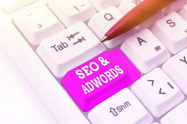 Εννοιολογική λεζάντα Seo And Adwords. Επιχειρηματική βιτρίνα είναι κύρια εργαλεία συστατικά του Search Engine Marketing Publishing Τυπογραφικά έγγραφα on-line, δακτυλογράφηση μακροπρόθεσμη σύμβαση — Φωτογραφία Αρχείου