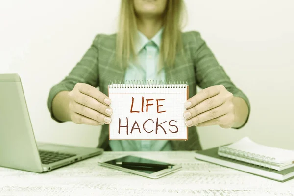 Life Hacks 를 보여 주는 문자 표지판. 재정적 자문을 하거나 돈을 절약하는 활동을 효율적으로 관리하기 위해 채택 된 사업 전시 전략 혹은 기술, 사업가가 목록을 토론하는 일 — 스톡 사진