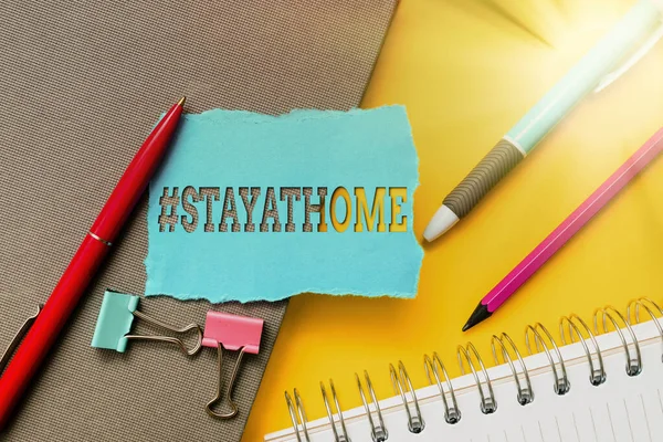 テキストの表示を書く｜Hashtag Stay at home.概念は、コロナウイルス発生に関連するソーシャルメディアのトレンドラベルを意味しますフラッシュスクールとオフィス用品明るい教えと学び — ストック写真