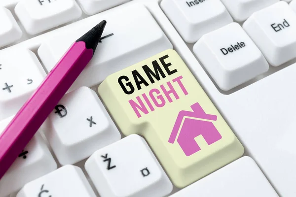 Bildunterschrift: Game Night. Geschäftskonzept in der Regel auf Erwachsene Spieltermine wie Poker mit Freunden genannt Tippen Online-Mitgliederlisten, Erstellen neuer Arbeitsblatt-Dateien — Stockfoto