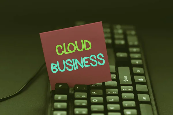 Podpis tekstowy przedstawiający Cloud Business. Internetowe dostarczanie pomysłów biznesowych usług udostępnianych użytkownikom Tworzenie usług programowania komputerowego, wpisywanie nowych danych arkusza roboczego — Zdjęcie stockowe