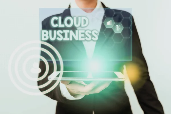 Inspiration für das Cloud Business. Geschäftskonzept internetbasierte Bereitstellung von Diensten, die den Nutzern zur Verfügung gestellt werden Woman In Suit Standing mit Geräten, die neue futuristische virtuelle Technologie zeigen. — Stockfoto