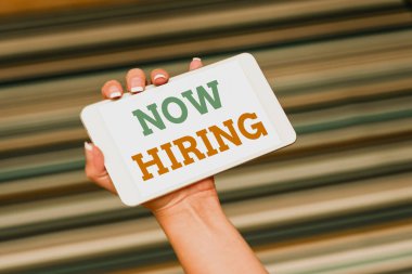 SMS işareti şimdi işe alındığını gösteriyor. Kavramsal fotoğraf, Ses ve Görüntü Çağrı Yetenekleri İnsanları Birleştiren Konum için nitelikli birini işe almaya başlama eylemi