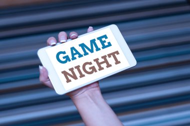 Kavramsal oyun gecesi. İş fuarı genellikle arkadaşlarıyla poker gibi yetişkinlerin oyun buluşmalarında olur. Ses ve Video Çağrı Yetenekleri İnsanları Birleştirir