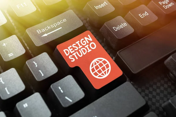 Testo che mostra ispirazione Design Studio. Business approach ambiente di lavoro specifico per progettisti e artigiani Retyping Scarica Cronologia File, Dattilografia Moduli di registrazione online — Foto Stock