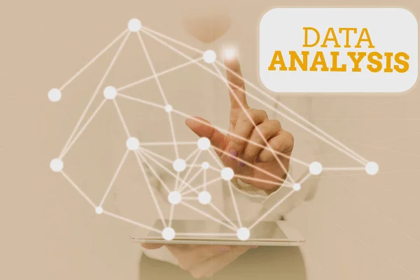 Texto presentando análisis de datos. Foto conceptual Inteligencia empresarial y analítica con una nueva discusión de proyecto de inicio Lady Holding Tablet Presionando el botón virtual Mostrando tecnología futurista — Foto de Stock