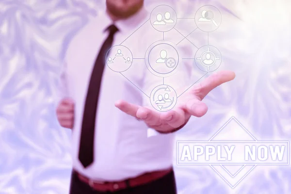 Segno di testo che mostra Applica ora. Business idea richiedere qualcosa ufficialmente per iscritto o inviando in forma Gentelman Uniform Standing Holding New Futuristic Technologies. — Foto Stock