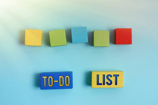 Zeigen Sie die To-do-Liste an. Internet-Konzept eine Liste von Aufgaben zu vervollständigen und nach Priorität zu organisieren Stapel von Musterwürfel rechteckige Boxen auf Oberfläche poliert mit Multi-Colour — Stockfoto