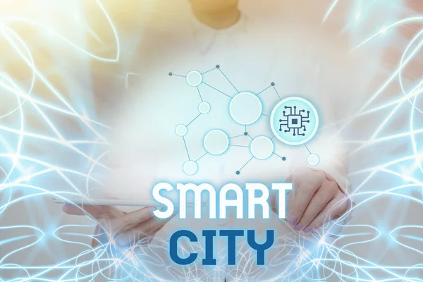 Fogalmi felirat: Smart City. Üzleti kirakat egy városi terület, amely a kommunikációs technológiákat, hogy adatokat gyűjtsön Lady Holding Tablet Pressing On Virtual Button megjelenítése Futuristic Tech. — Stock Fotó