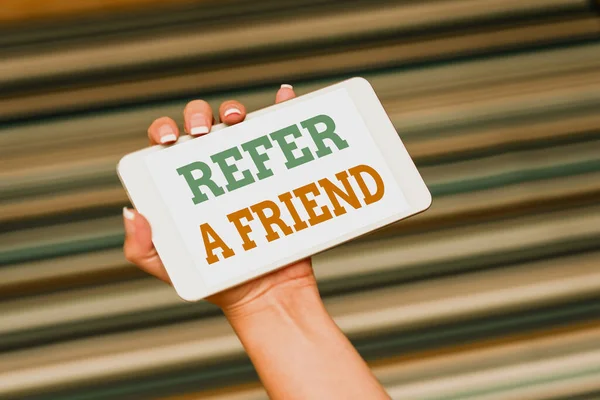 Написання тексту Refer A Friend. Слово, написане про когось або надіслане йому щось на зразок подарунка "Голос і відео", покликання здібностей, що поєднують людей разом — стокове фото