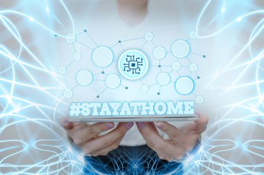 El yazısı etiket etiketi Evde kal. Sosyal medyada Coronvirus salgınıyla ilgili bir trend etiketi için bir sözcük Üniformalı Kadın Bekleme Tableti Gelecek Teknolojileri Gösteriyor.