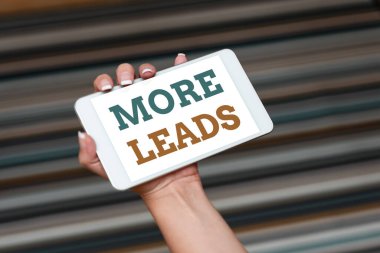 Daha çok ipucu gösteren bir ilham. Tüketici ilgisinin kavramsal fotoğraf başlatılması veya ürün Ses ve Video Çağrı Yetenekleri İnsanları Birleştiren Soruşturma