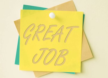 Büyük İş 'i sunan metin başlığı. İş genel değerlendirmesi, çok iyi yaptıkları bir şey için birini övmek için kullanıldı. Renkli kağıt notlar bir araya getirildi ve duvara iğnelendi..