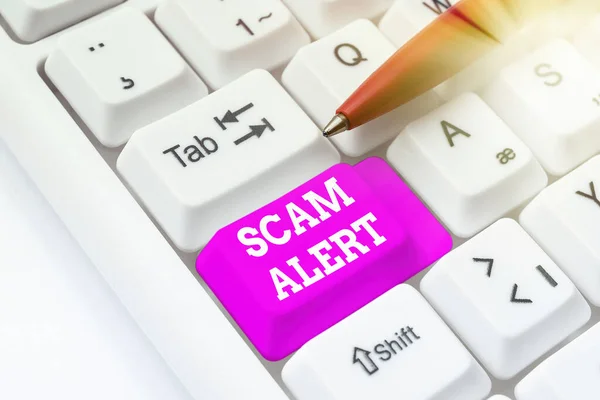 사진에는 Scam Alert 이라는 문구가 새겨져 있다. 사업적 접근 방식은 기만적으로 피해자에게 Typewritten Documents Online, Typing Long Term Contract 를 출판하도록 설득 함으로써 돈을 얻는다. — 스톡 사진