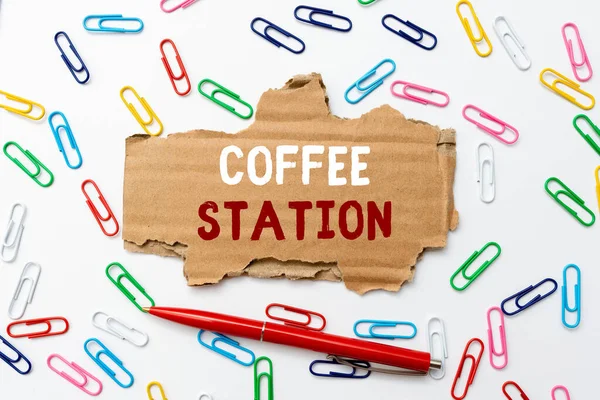 Psaní textu Coffee Station. Slovo napsané na malé, neformální restauraci, která obvykle servíruje teplé nápoje kreativní Home Recyklace nápady a návrhy pojmy Koš do hotovosti nápad — Stock fotografie