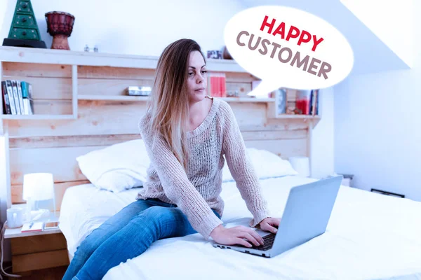 Text som visar inspiration Happy Customer. Affärsöversikt högsta belåtenhet med varan de köpte Titta på Online Dokumentärer, Spela Internet Spel Med Vänner — Stockfoto