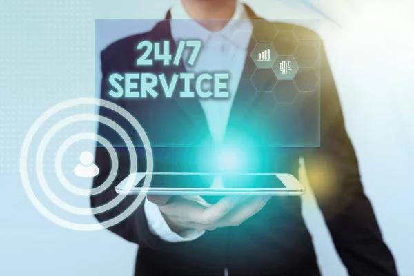 Tekstbord met 24 Or7 Service. Word Written on providing an assistance that is available all the time Woman In Suit Standing Using Device Showing New Futuristic Virtual Tech. — Stockfoto